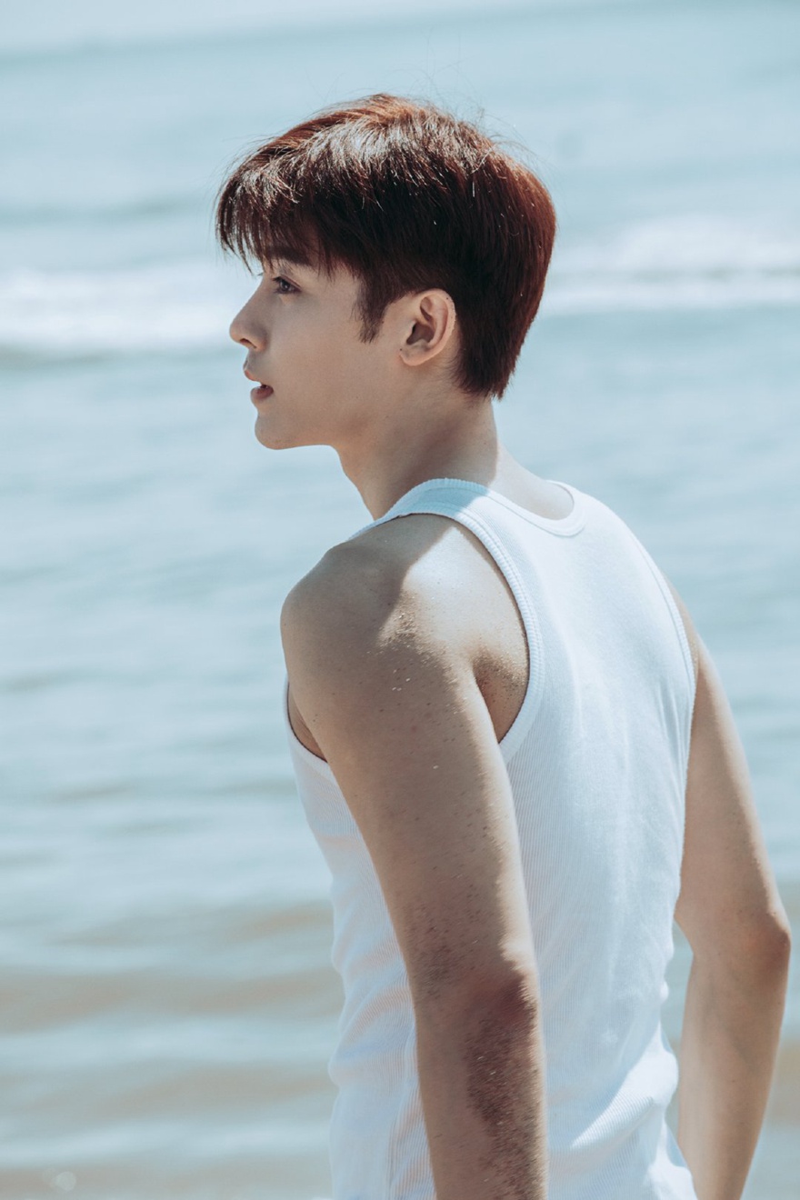 侯明昊周也海边大片又欲又甜