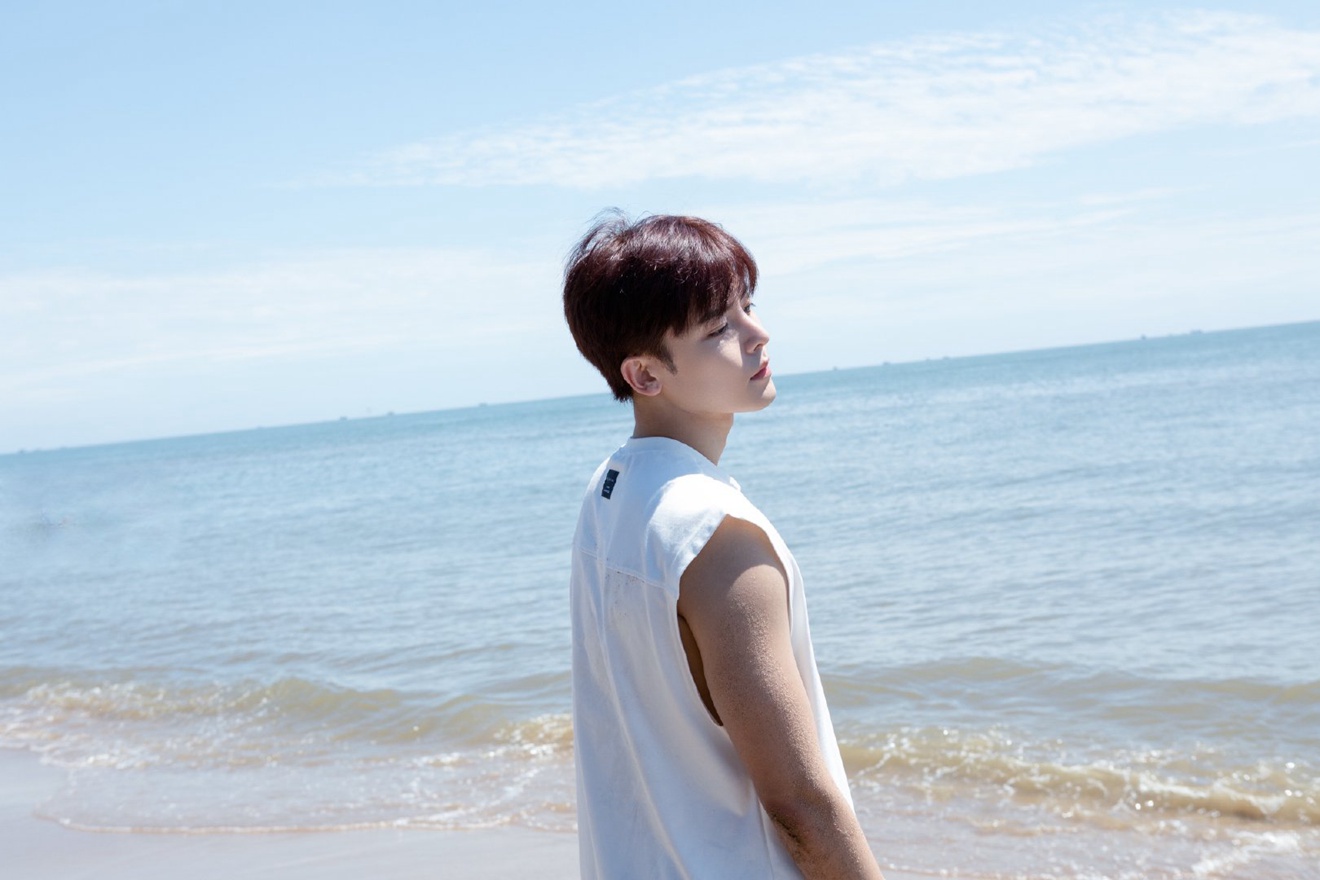 侯明昊周也海边大片又欲又甜