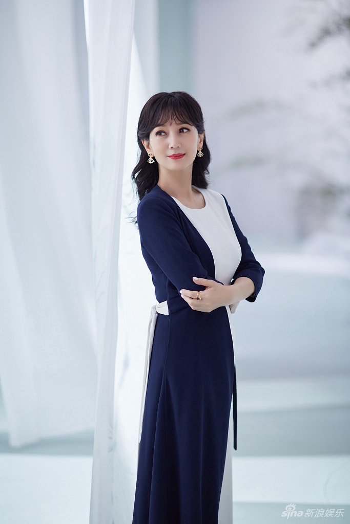 赵雅芝蓝白拼接长裙风韵犹存写真