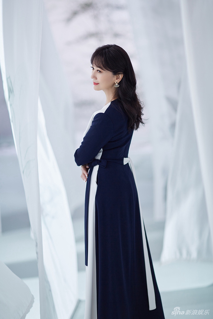 赵雅芝蓝白拼接长裙风韵犹存写真