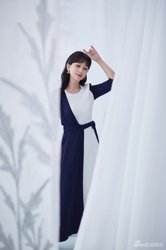赵雅芝蓝白拼接长裙风韵犹存写真