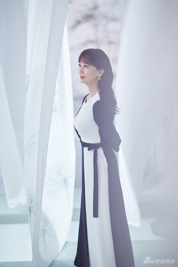 赵雅芝蓝白拼接长裙风韵犹存写真