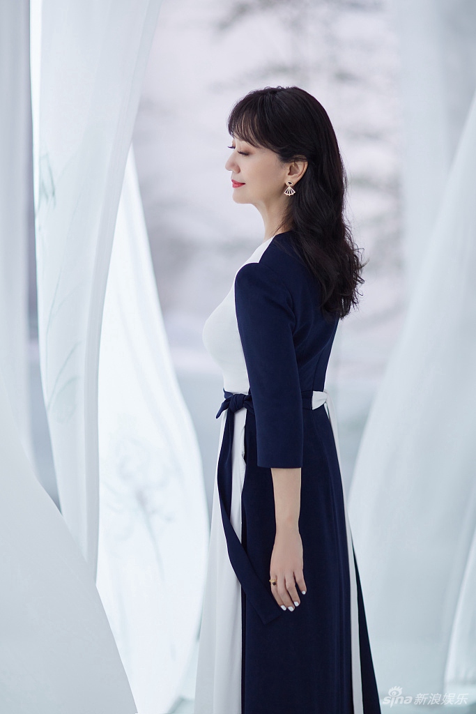 赵雅芝蓝白拼接长裙风韵犹存写真