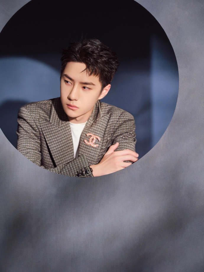 王一博格纹西装尽显干练沉稳写真