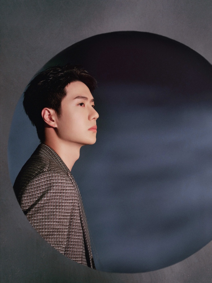 王一博格纹西装尽显干练沉稳写真