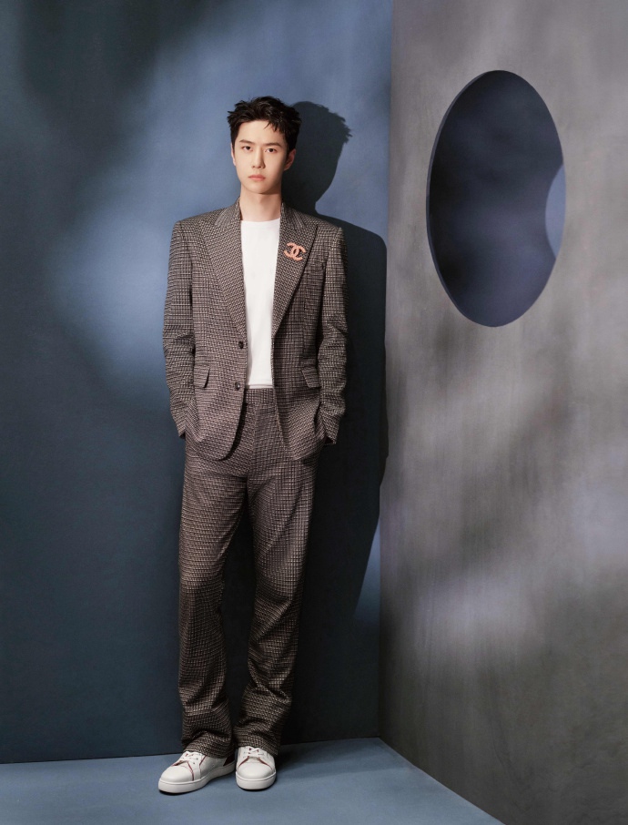 王一博格纹西装尽显干练沉稳写真