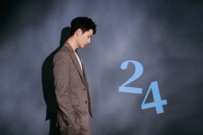 王一博格纹西装尽显干练沉稳写真