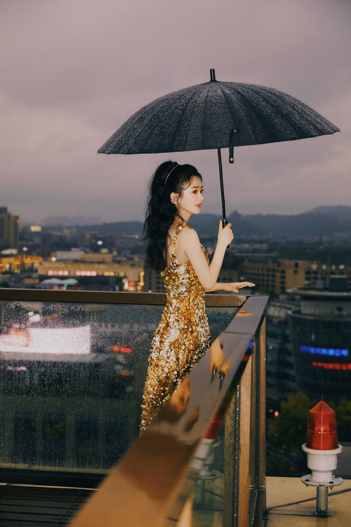 赵丽颖鎏金亮片礼裙复古优雅写真