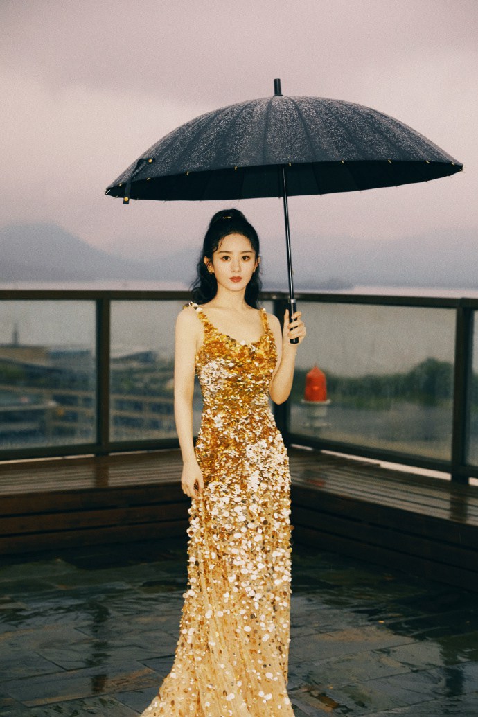 赵丽颖鎏金亮片礼裙复古优雅写真