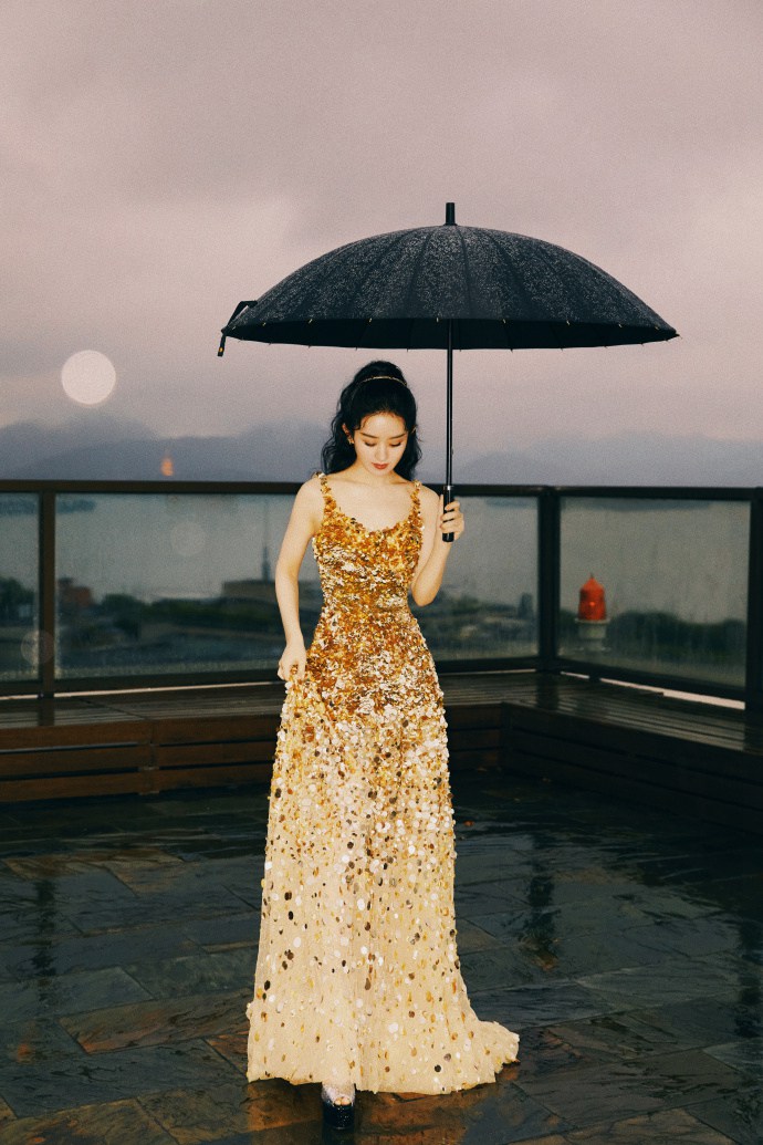 赵丽颖鎏金亮片礼裙复古优雅写真