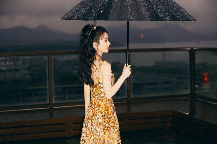 赵丽颖鎏金亮片礼裙复古优雅写真