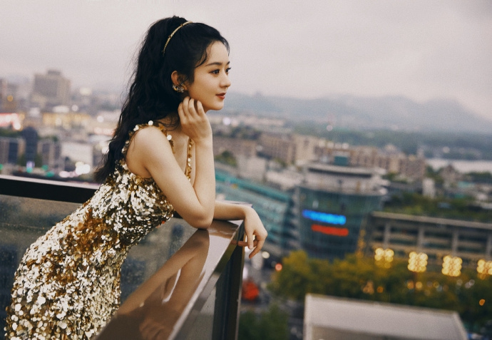 赵丽颖鎏金亮片礼裙复古优雅写真
