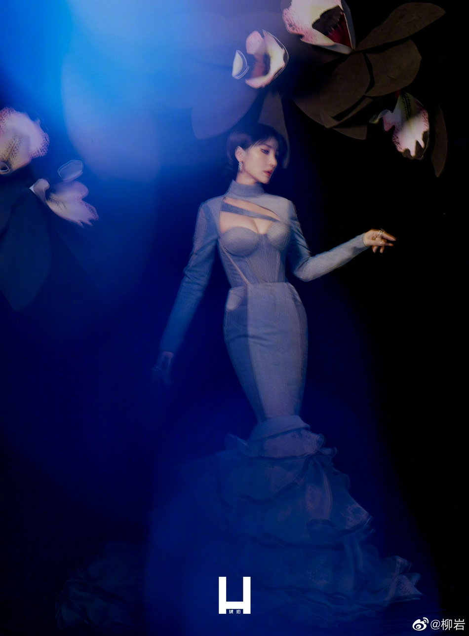 柳岩朦胧氛围尽显性感魅惑写真