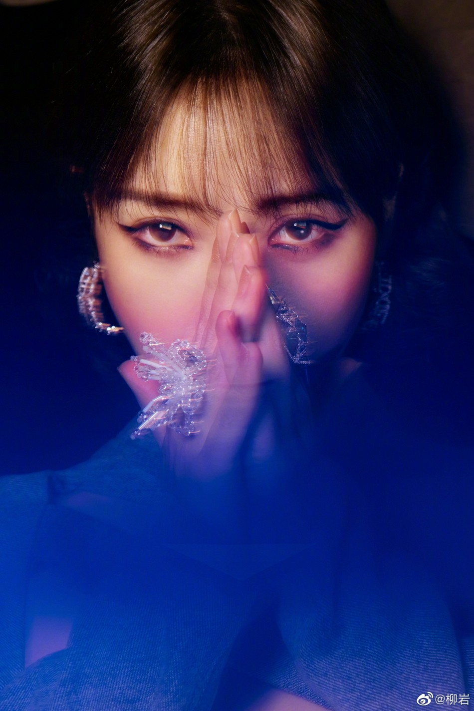 柳岩朦胧氛围尽显性感魅惑写真