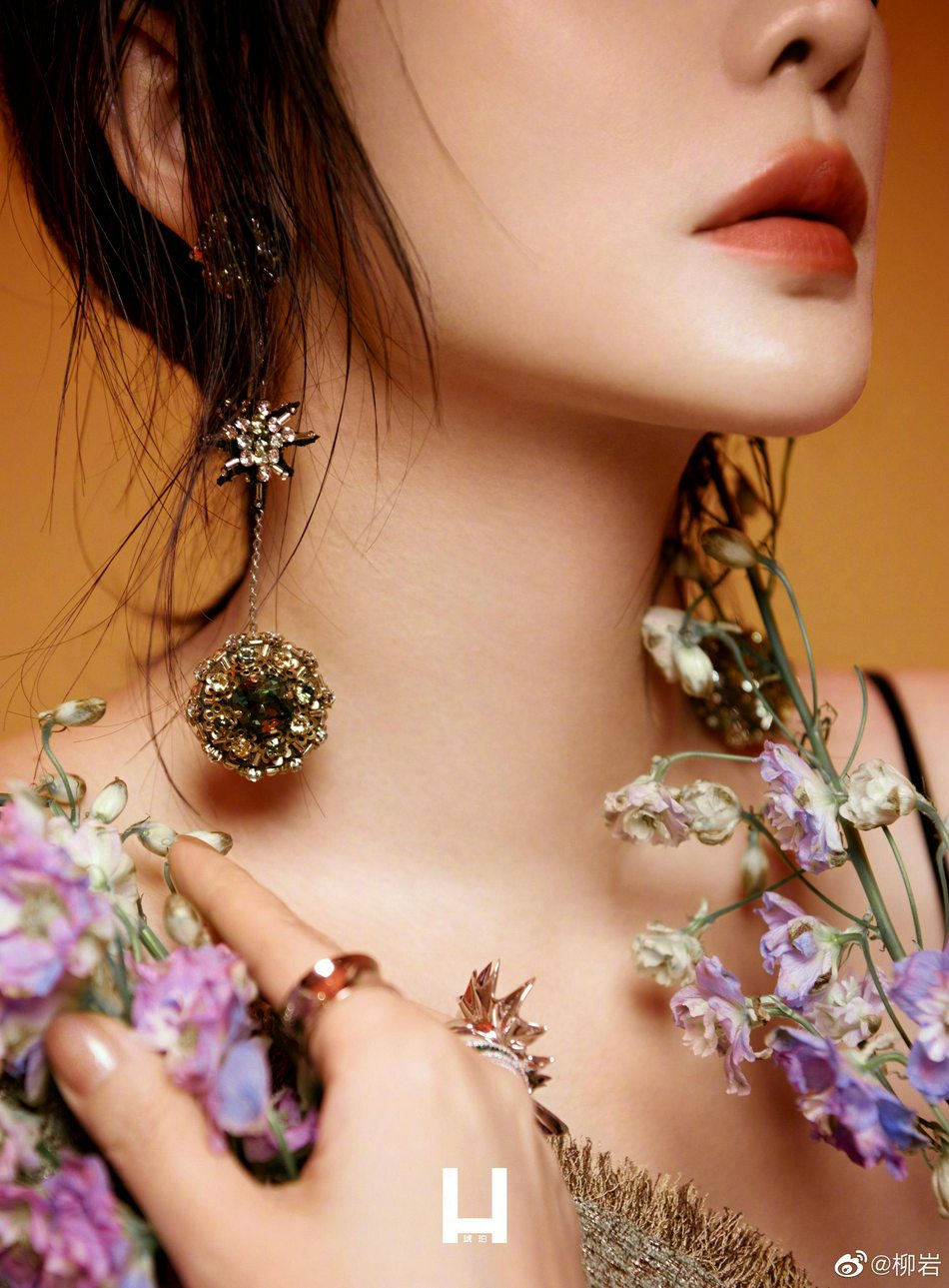 柳岩朦胧氛围尽显性感魅惑写真