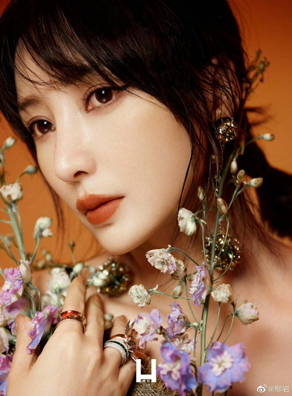 柳岩朦胧氛围尽显性感魅惑写真
