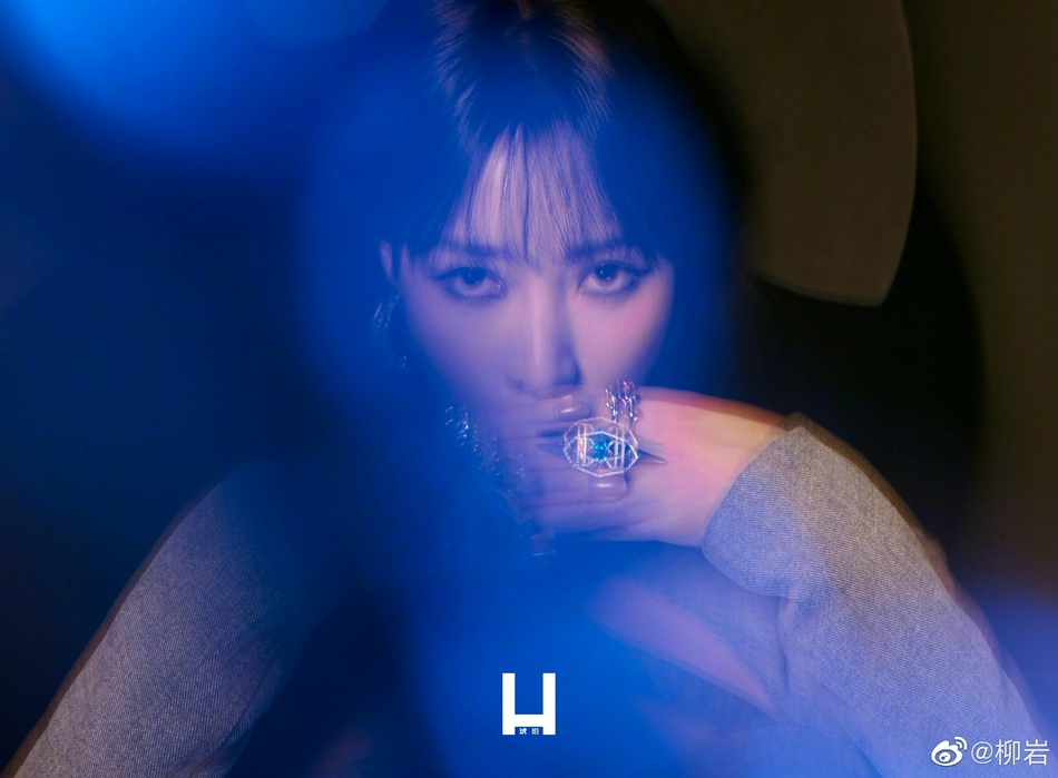 柳岩朦胧氛围尽显性感魅惑写真