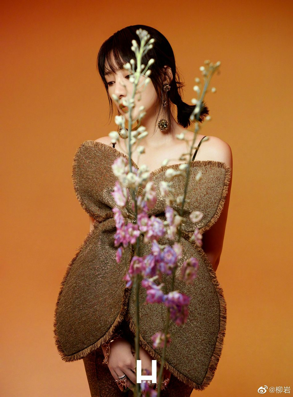 柳岩朦胧氛围尽显性感魅惑写真