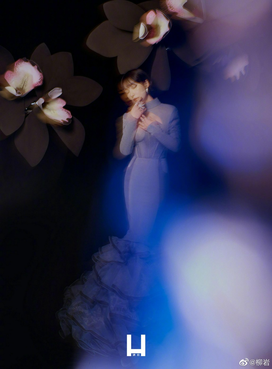 柳岩朦胧氛围尽显性感魅惑写真