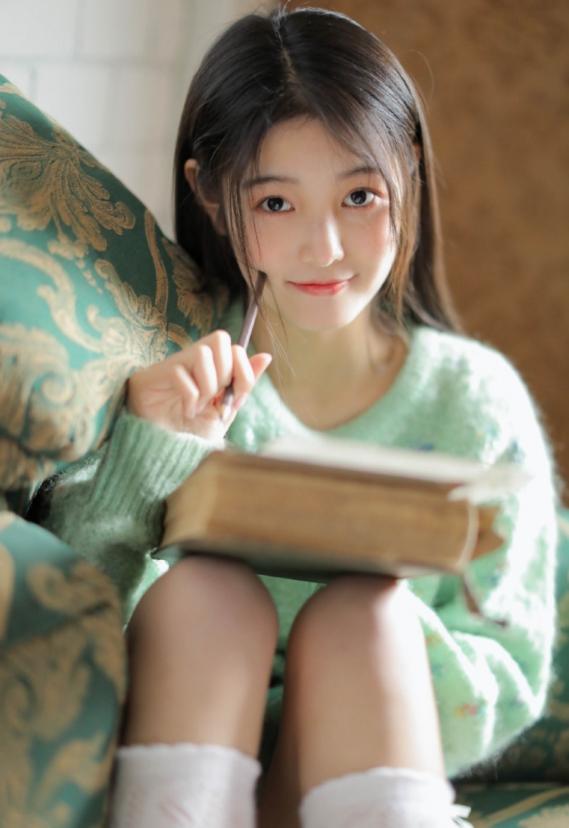沙发上的可爱妹子白丝美腿写真