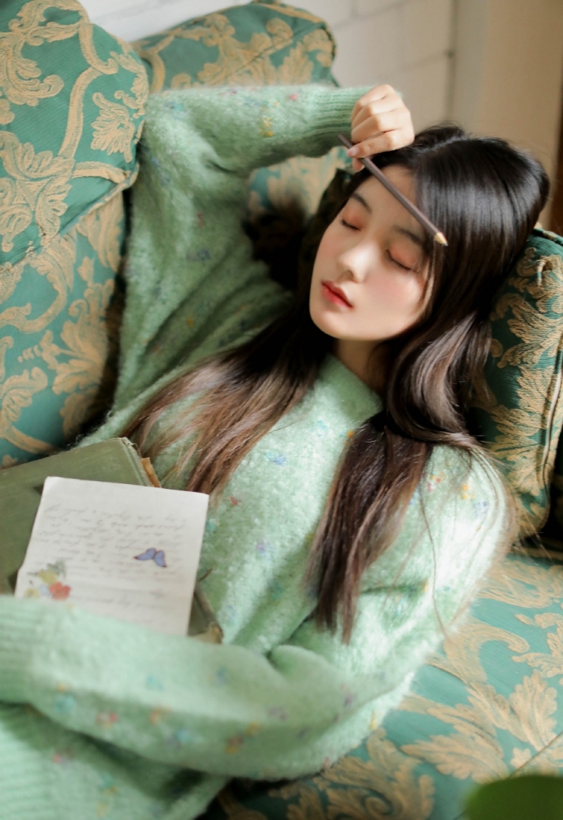 沙发上的可爱妹子白丝美腿写真