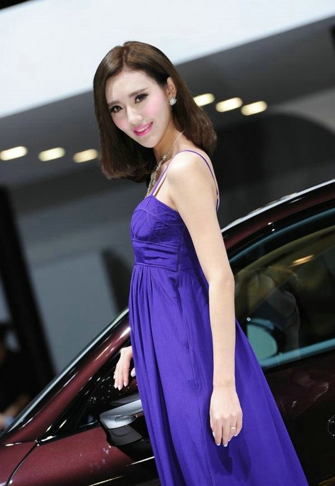 美女车模性感吊裙傲人上围套图