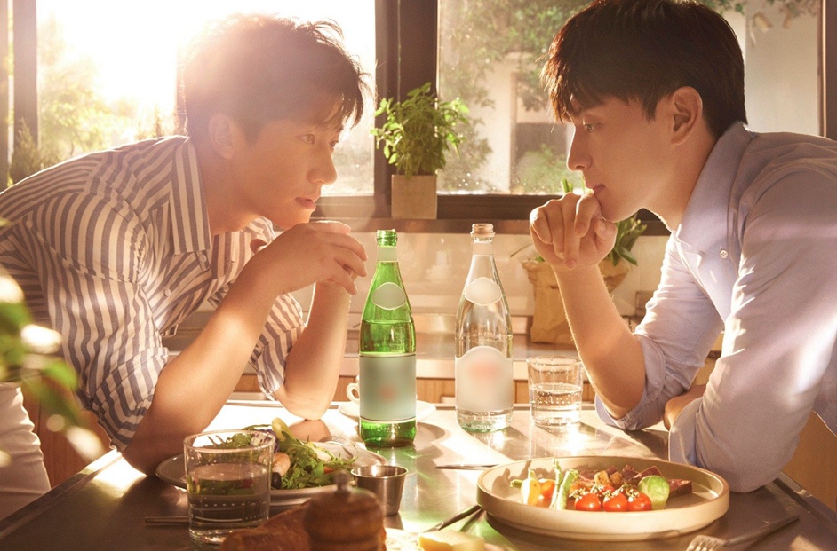 陈漫镜头下的黄轩和邓伦随性少年氛围感大片