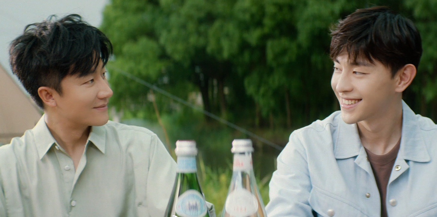 陈漫镜头下的黄轩和邓伦随性少年氛围感大片