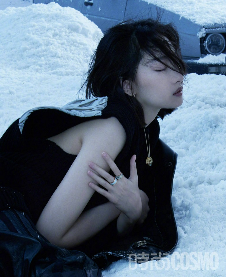 周冬雨全黑造型酷飒十足时尚写真