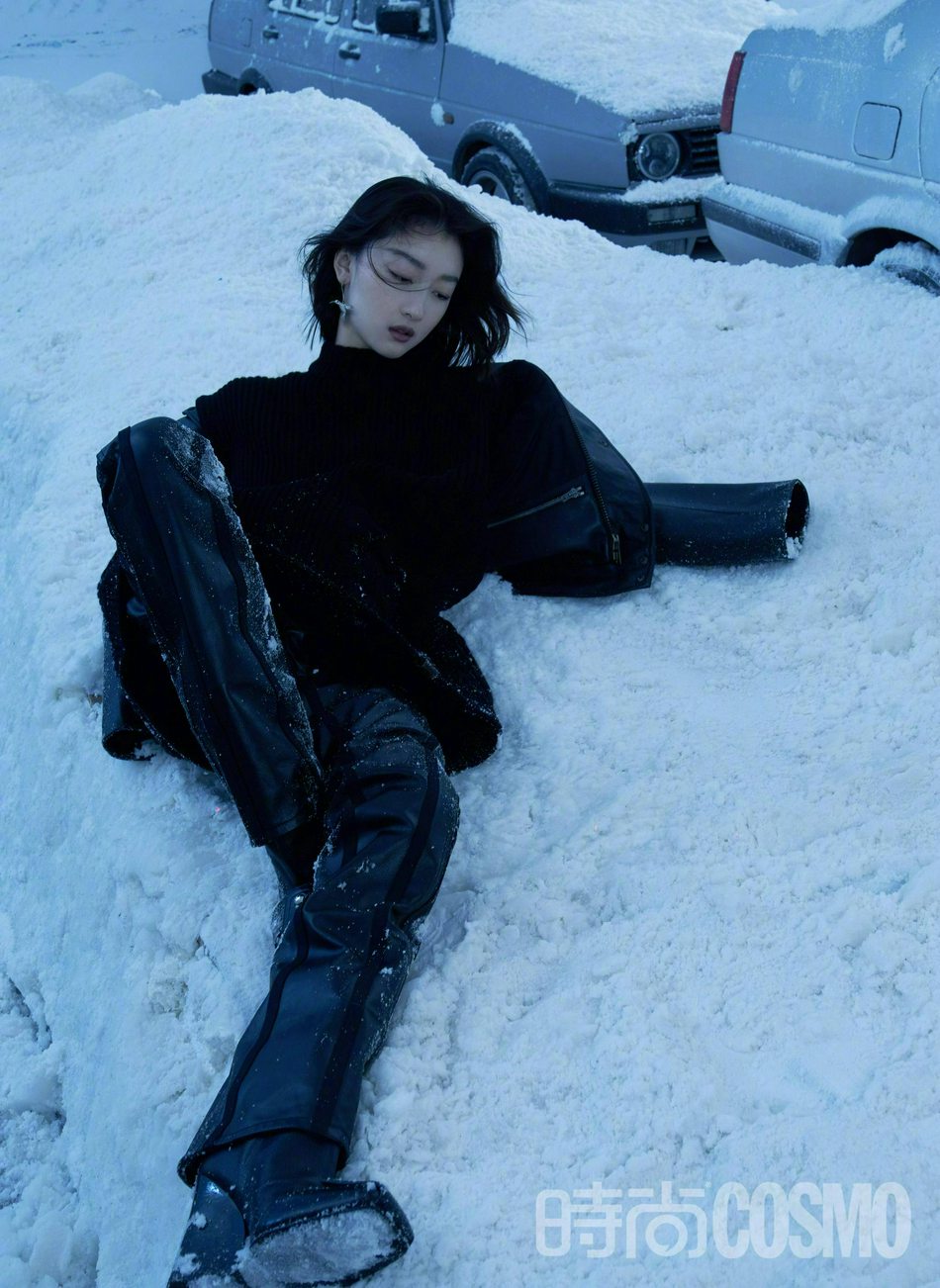 周冬雨全黑造型酷飒十足时尚写真