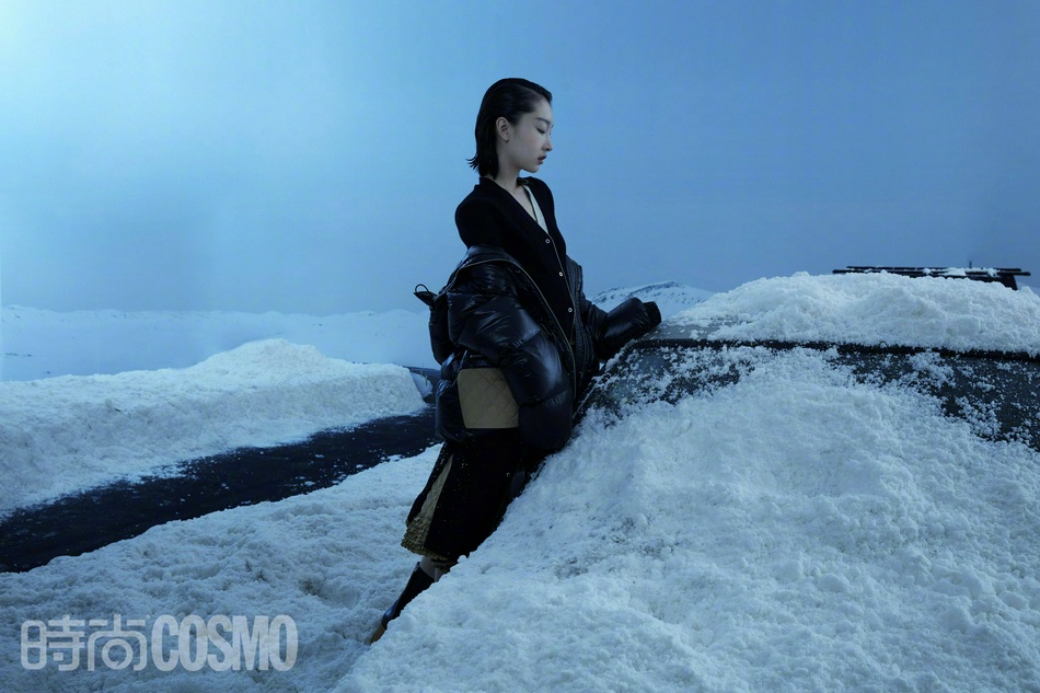 周冬雨全黑造型酷飒十足时尚写真