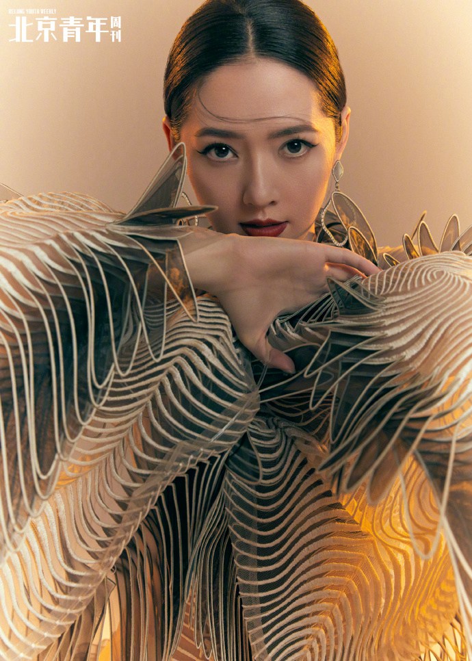 郭碧婷精致妆容利落发型杂志写真