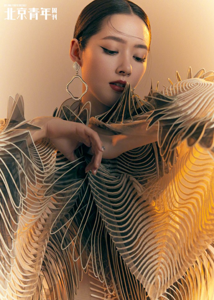 郭碧婷精致妆容利落发型杂志写真