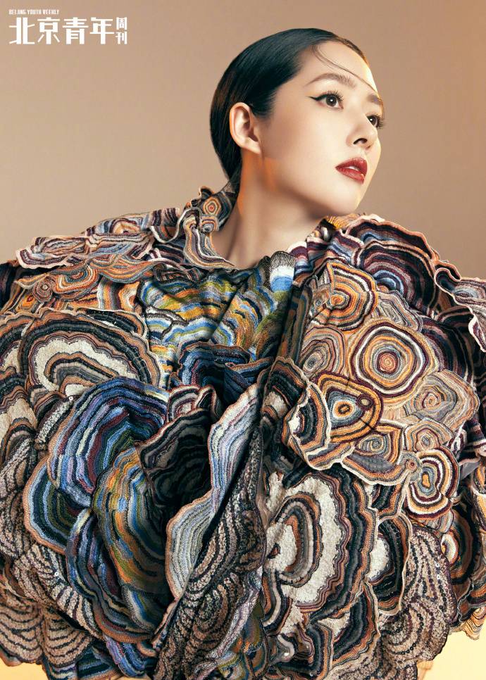 郭碧婷精致妆容利落发型杂志写真