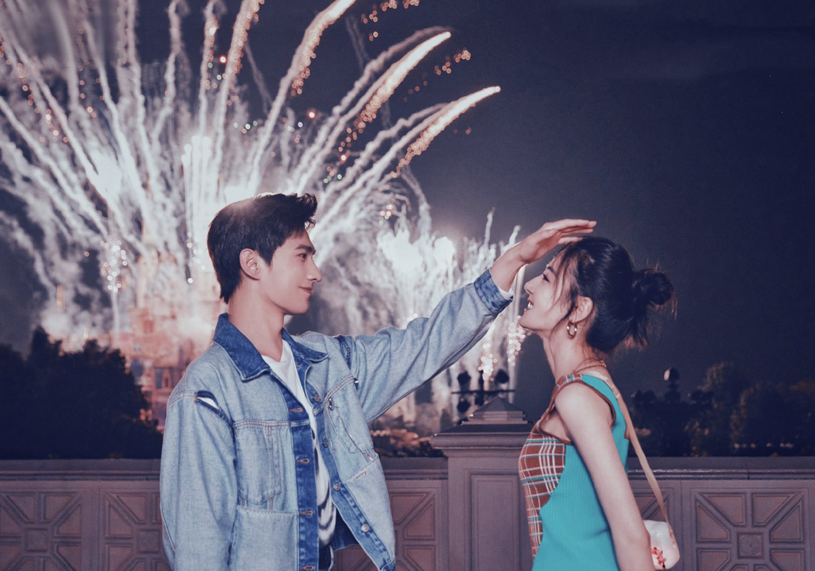 荣耀夫妇迪丽热巴杨洋夏日烟火vlog浪漫图片