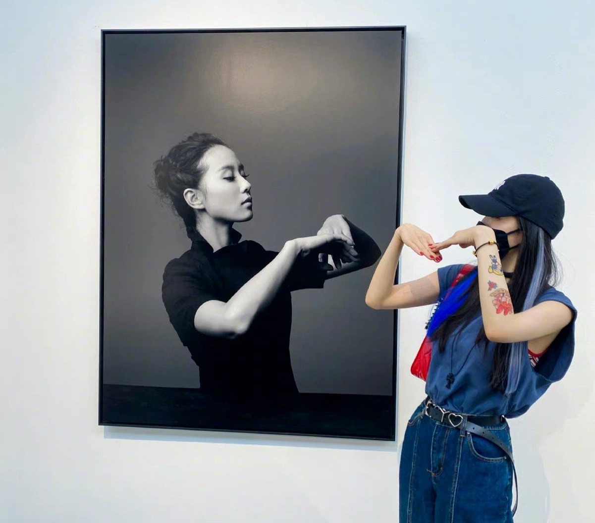 杨幂画展诗幂同框露可爱纹身贴图片