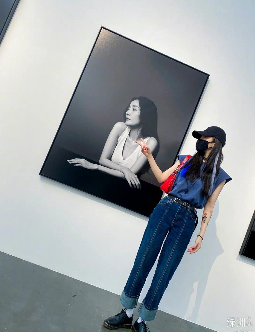 杨幂画展诗幂同框露可爱纹身贴图片
