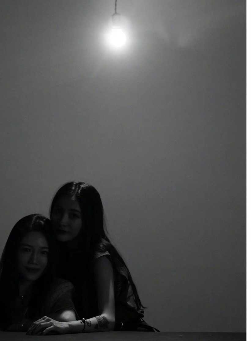 杨幂画展诗幂同框露可爱纹身贴图片