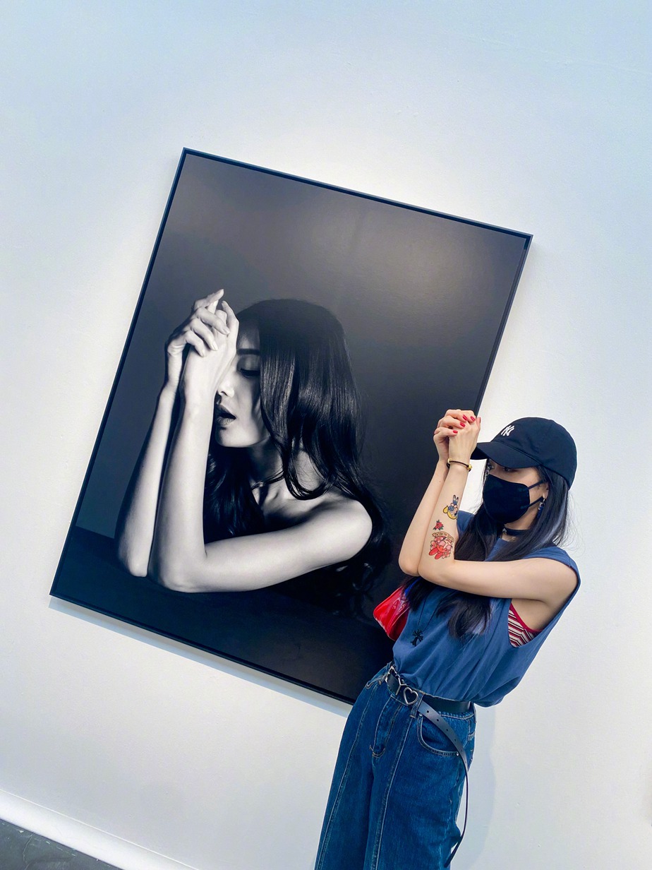 杨幂画展诗幂同框露可爱纹身贴图片