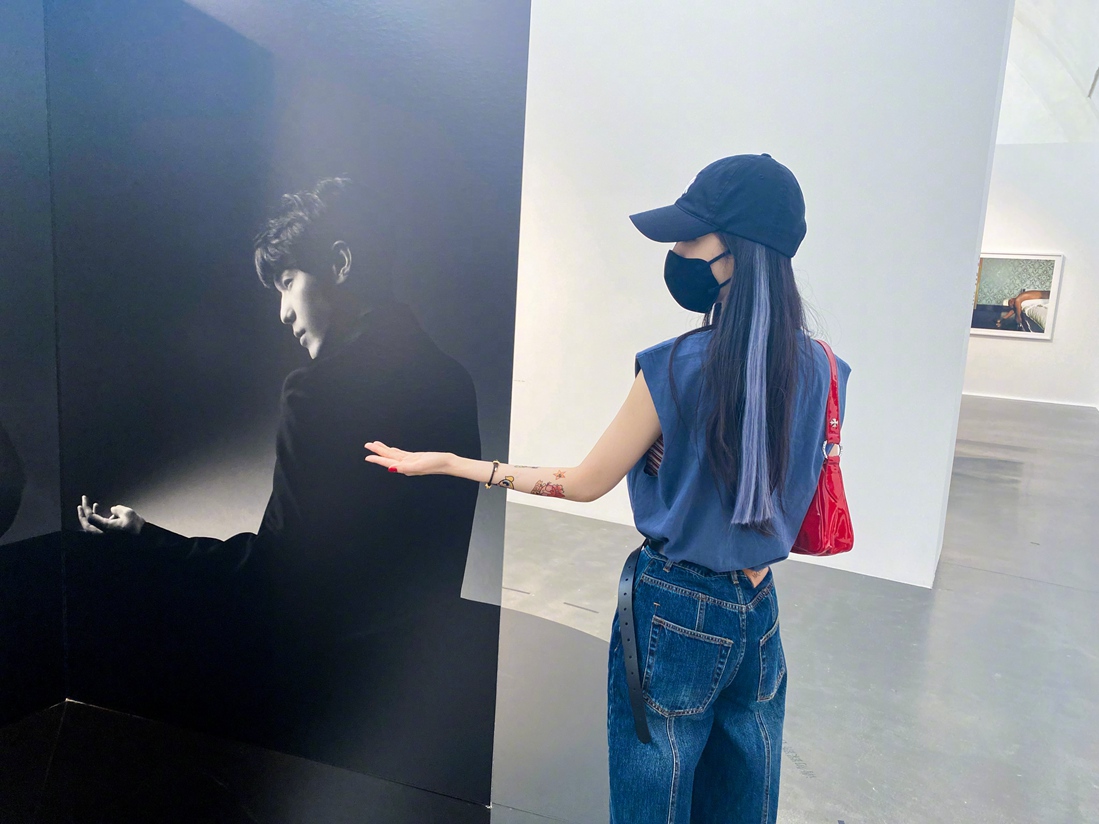 杨幂画展诗幂同框露可爱纹身贴图片