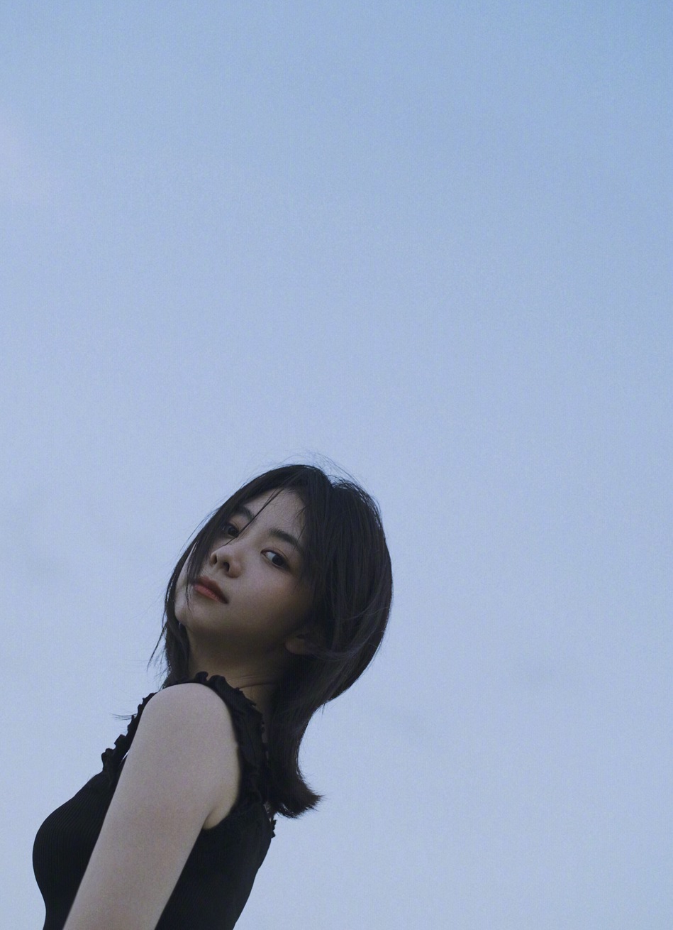 谭松韵笑容怼脸拍海边游客照