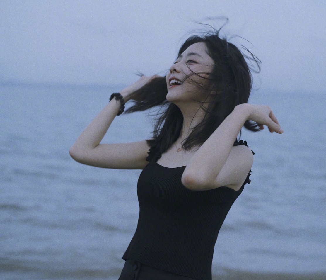 谭松韵笑容怼脸拍海边游客照