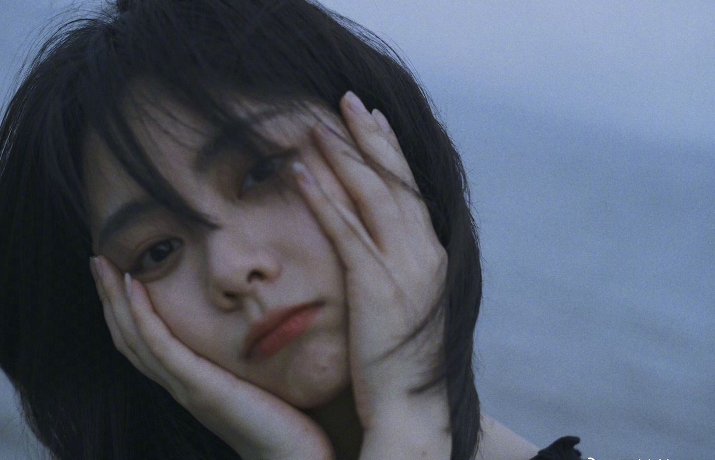 谭松韵笑容怼脸拍海边游客照