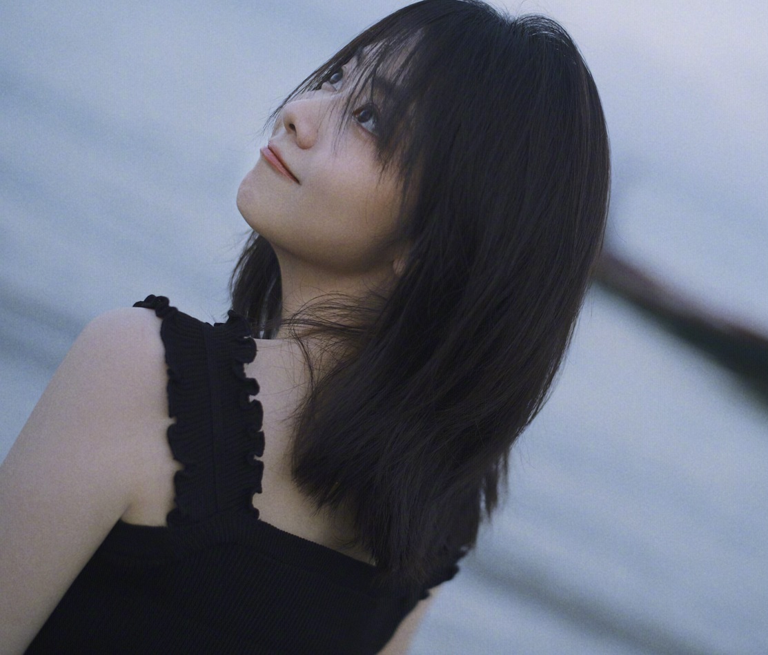 谭松韵笑容怼脸拍海边游客照