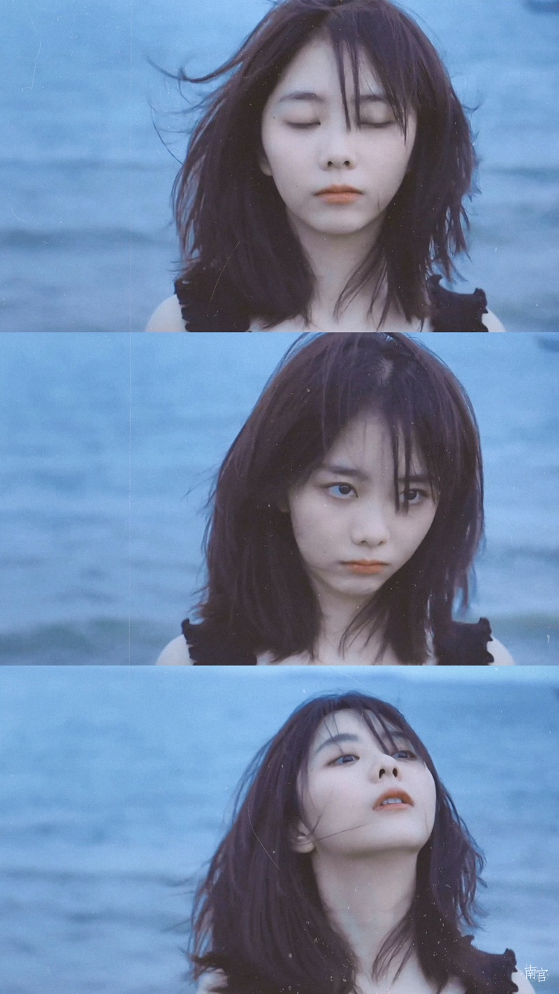 谭松韵笑容怼脸拍海边游客照