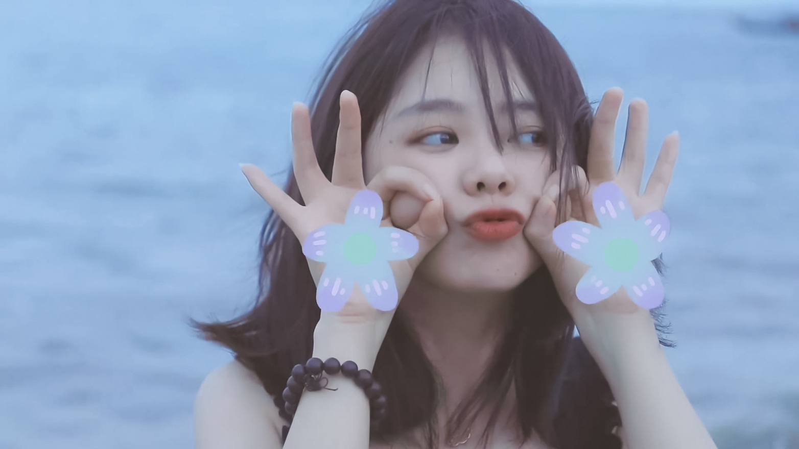 谭松韵笑容怼脸拍海边游客照