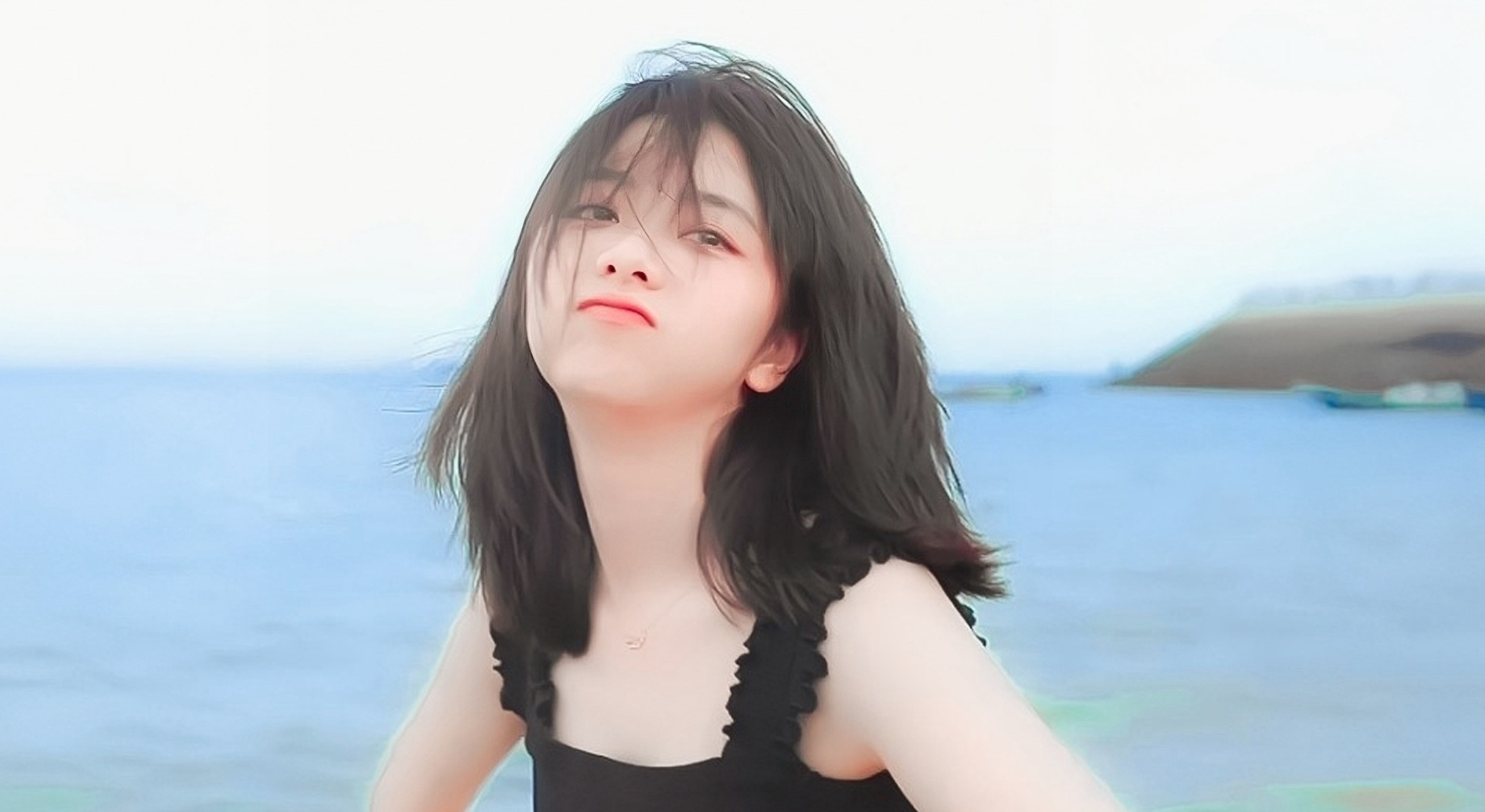 谭松韵笑容怼脸拍海边游客照