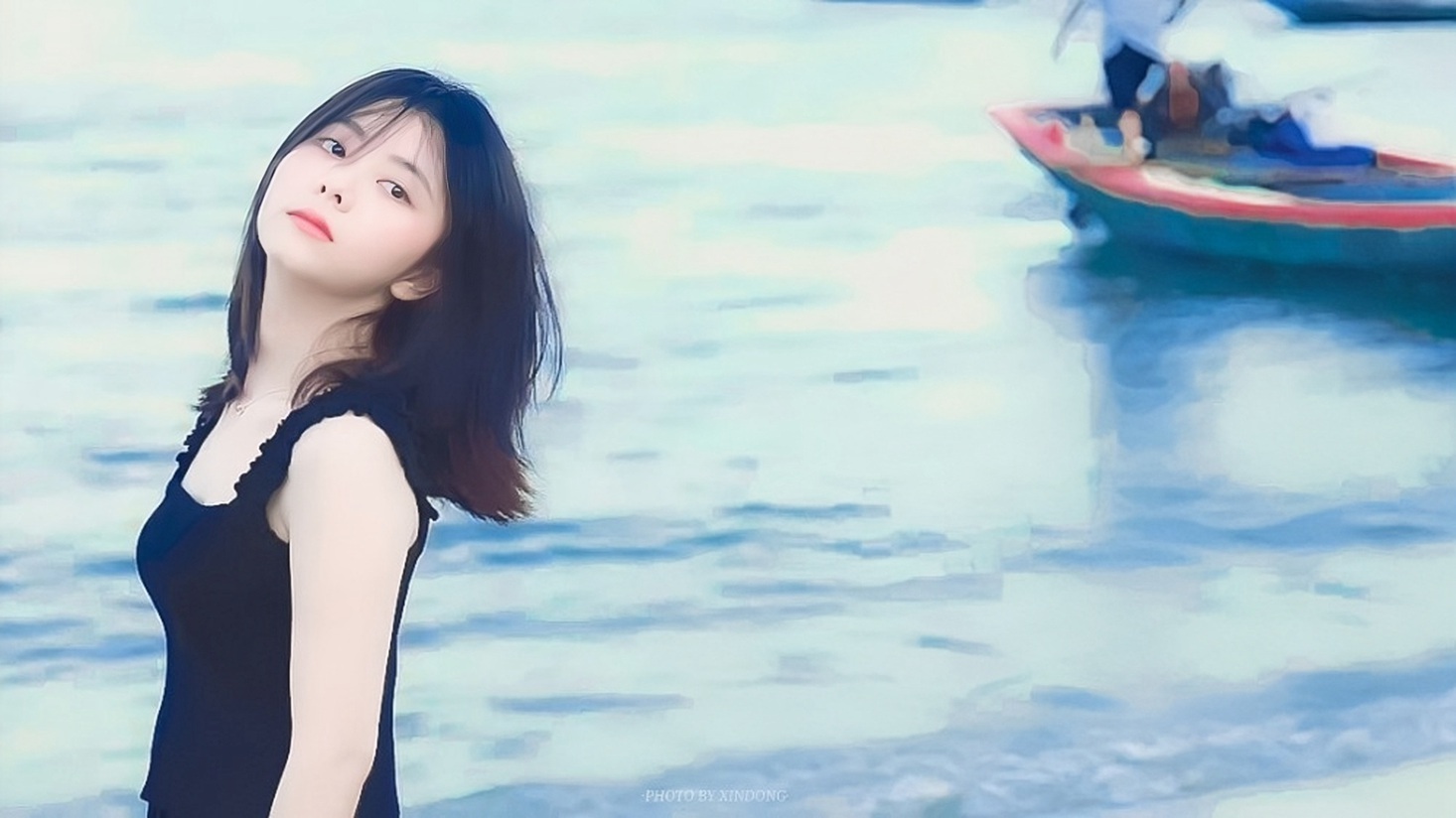 谭松韵笑容怼脸拍海边游客照