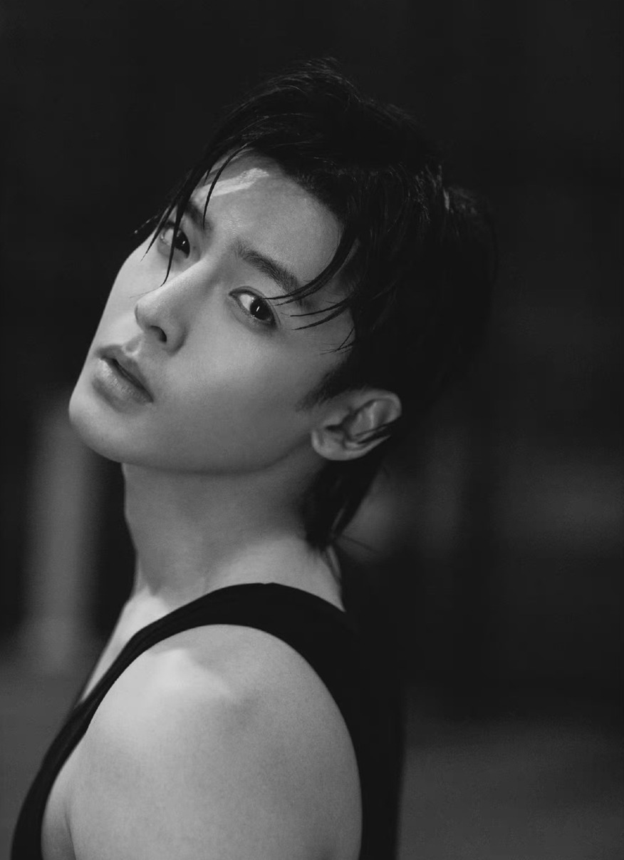 侯明昊街头篮球复古氛围感照片