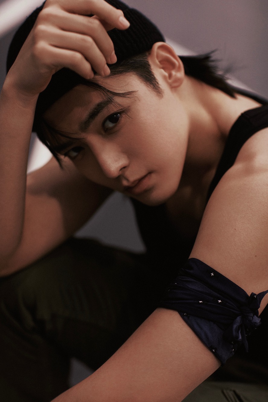 侯明昊街头篮球复古氛围感照片